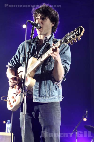 VAMPIRE WEEKEND - 2008-07-04 - PARIS - Hippodrome de Longchamp - Ezra Michael Koenig